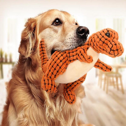 Hund trägt Dinosaurier-Kauspielzeug im Maul