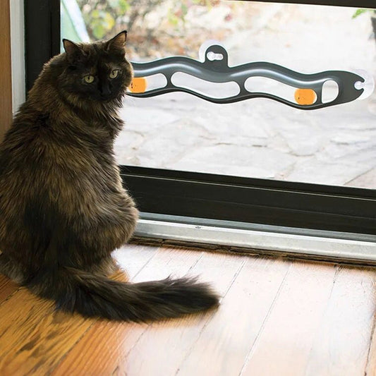 Fensterbrett-Spielzeug für Katzen am Fenster befestigt