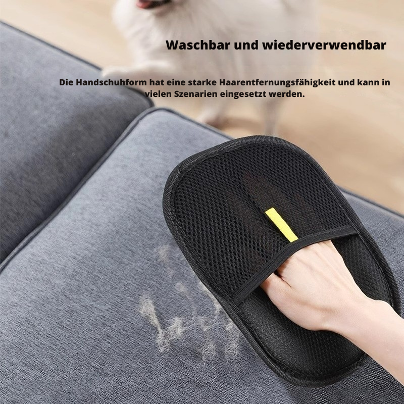 Tierhaar-Entferner Handschuh in der Anwendung auf dem Sofa