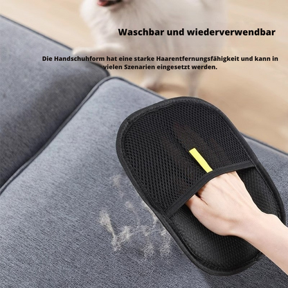 Tierhaar-Entferner Handschuh in der Anwendung auf dem Sofa